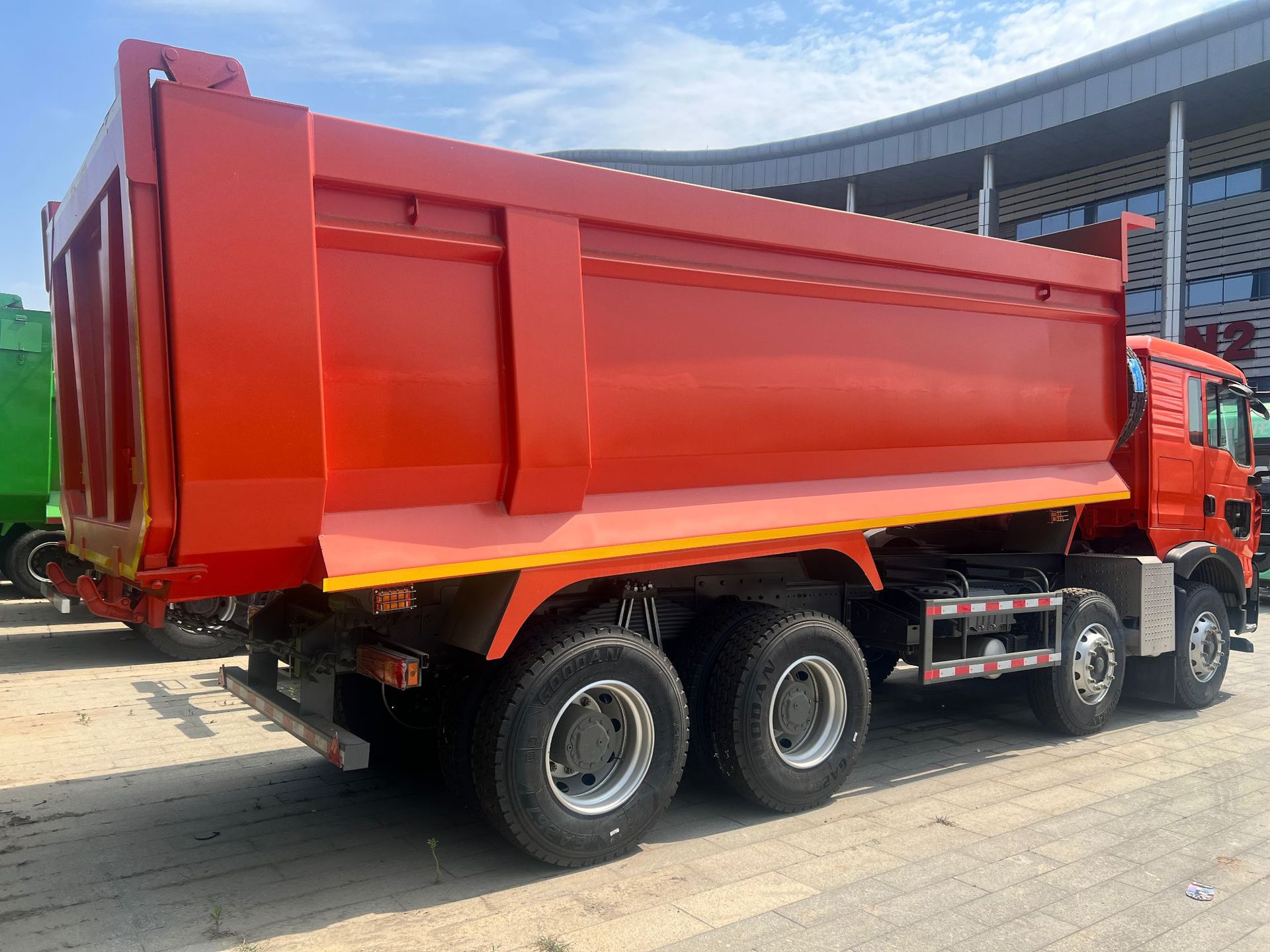 In-Stock Used Howo Dump Truck, Euro 2 Emission Standard, Self-Unloading Design, Specialized Truck for Construction Site and Mining Transport