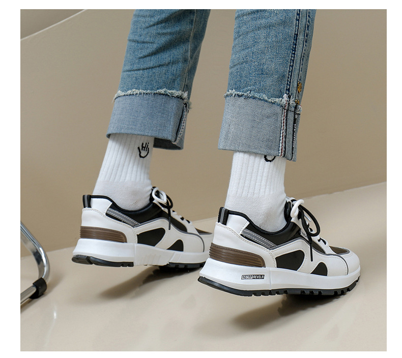 Version coréenne Instagram des petites chaussures blanches pour femmes au printemps 2024. Cette chaussure de conseil d'étudiant est une chaussure décontractée à semelle épaisse pour photo de rue_voghion.com