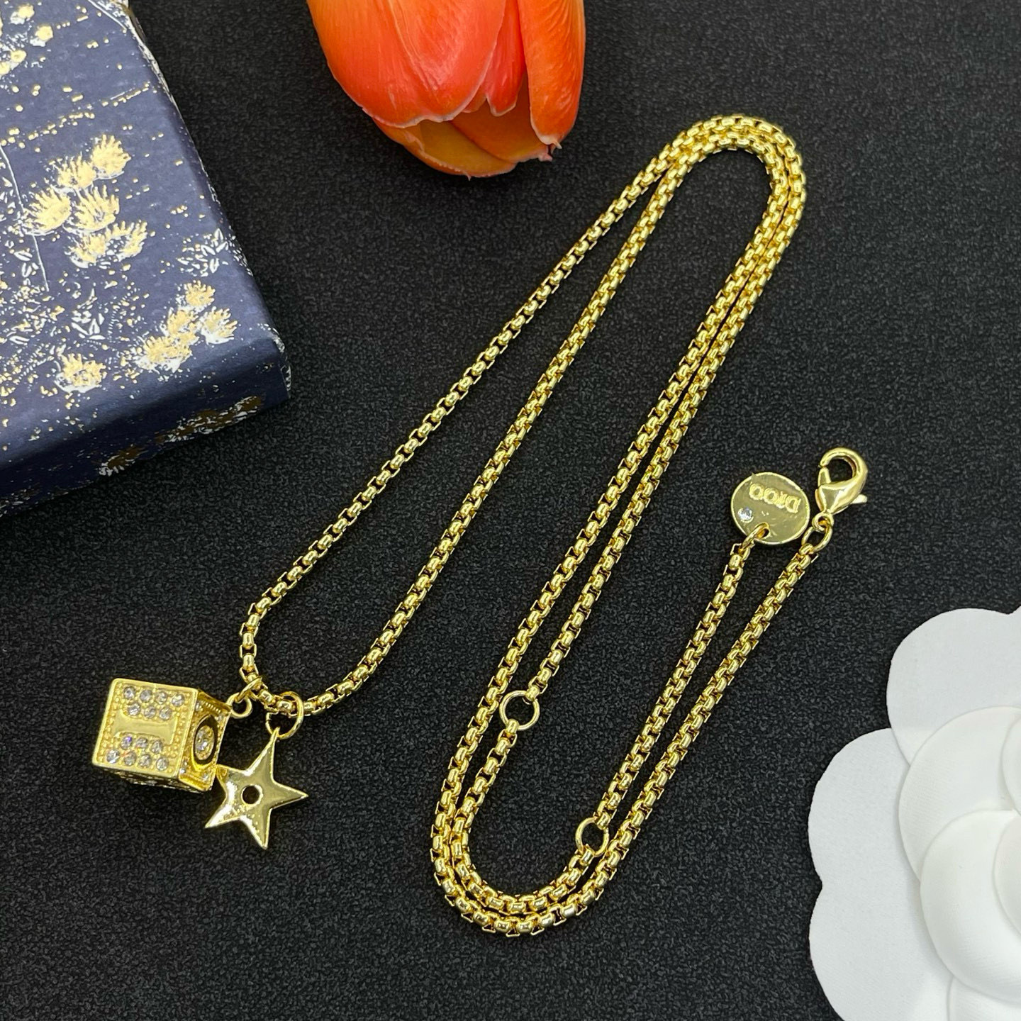 Bijou talisman de protection 2025, nouveau collier en laiton pour femmes, vente en gros, bijou de niche inaltérable, style Instagram, pendentif carré plaqué or._voghion.com
