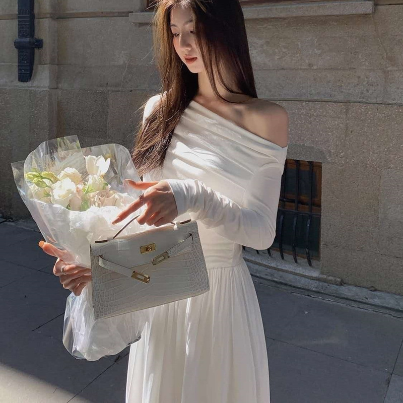 French-style white off-shoulder knitted dress for women, elegant early autumn long-sleeved off-shoulder waist-cinching A-line long dress French-style white off-shoulder knitted dress for women, elegant early autumn long-sleeved off-shoulder waist-cinching A-line long dress