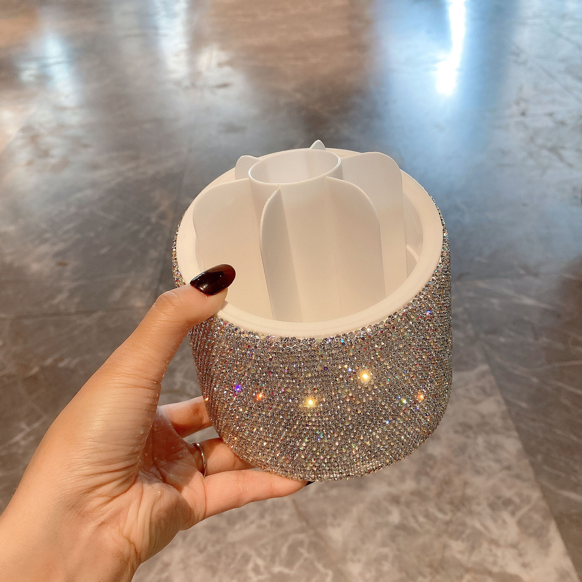 Cubo de almacenamiento de pinceles de maquillaje giratorio 360, diamante de lujo ligero, estante de maquillaje de escritorio de gran capacidad, caja de labios ins