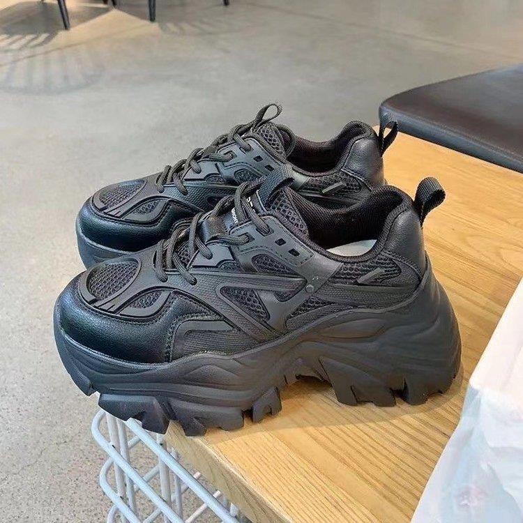 Zapatos transpirables para mujeres 2024 nuevas zapatillas casuales red red con suela gruesa para aumentar la altura de los zapatos de carrera