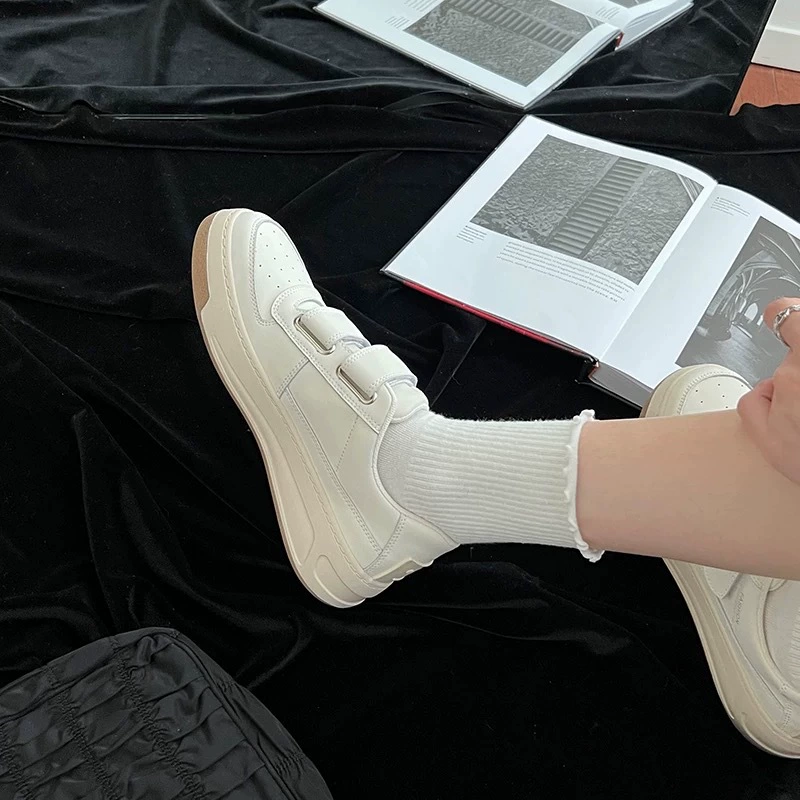 Высококачественная толстая подошва, повышая липучку, улыбающаяся маленькая белая обувь для женщин 2025 спортивная и повседневная толстая подошва, дикая кожаная доска