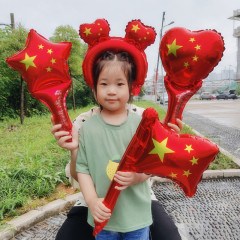 国慶節の手棒風船開業雰囲気装飾シーンは幼稚園の国旗を押します。