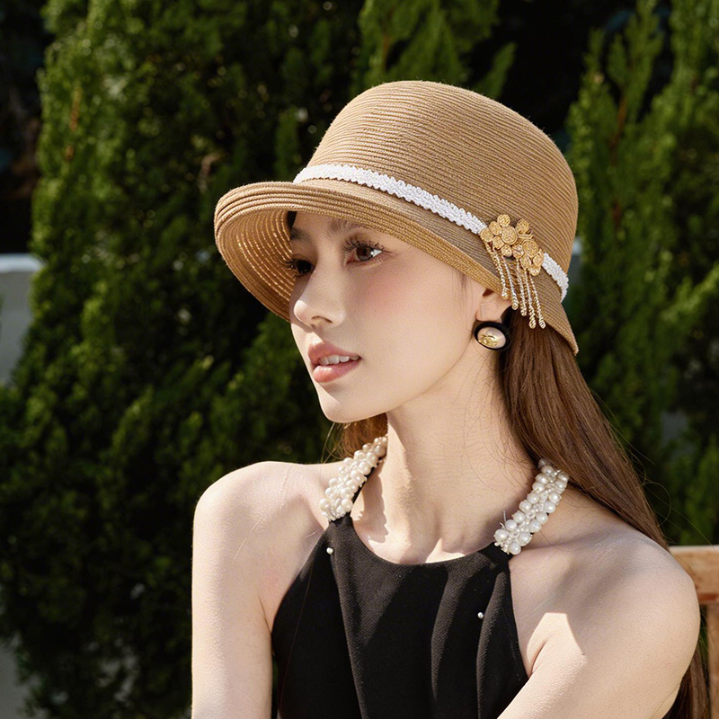 Mũ rơm chống nắng nữ phong cách Chanel, nơ satin ren, trang trí hoa sơn trà, vành rộng che nắng — màu be