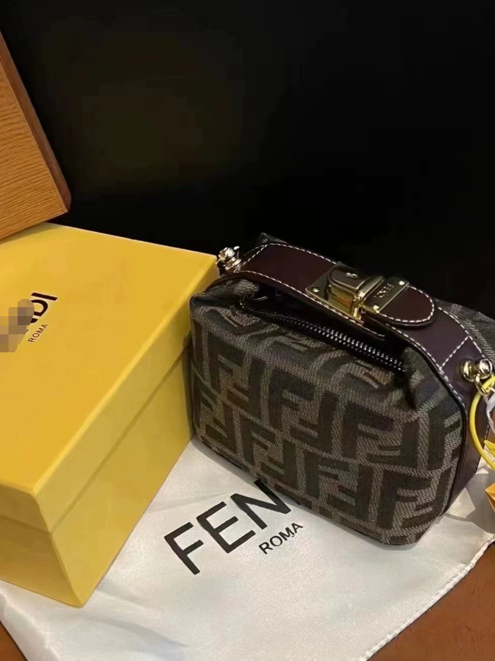 Небольшая наплечная сумка в стиле lunch-box, 18 × 12 × 12 см, лёгкая 0,62 кг