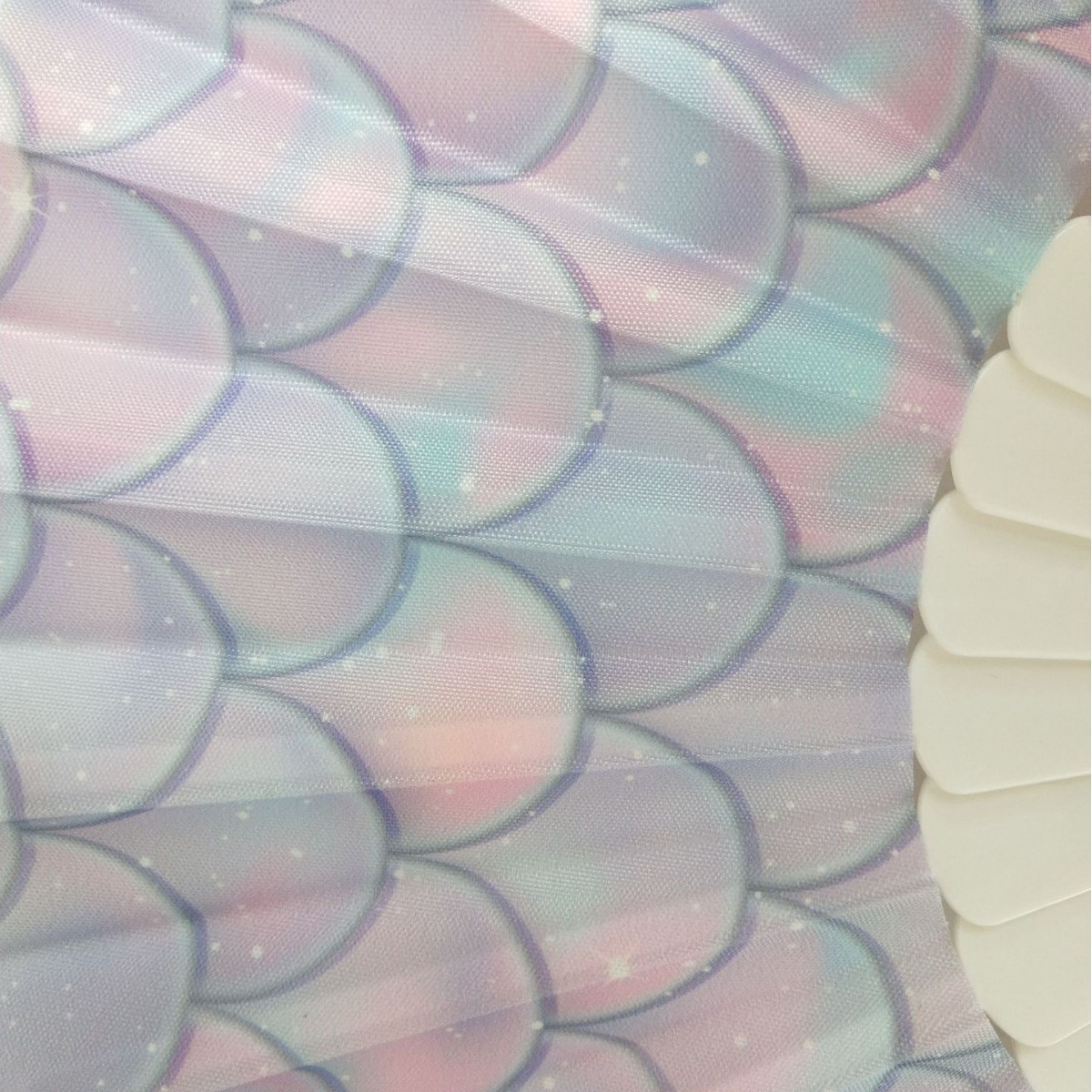 En stock 23cm hueso de plástico fresco ventilador plegable de plástico ventilador de una sola cara coloridas escamas de pescado