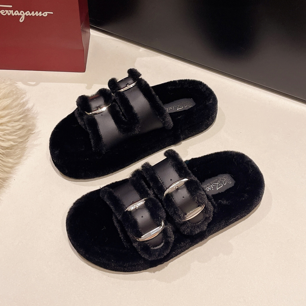 Moda de fondo grueso de hadas zapatillas de pelo de viento para mujeres otoño y invierno 2024 nuevo cinturón de barra paralela hebilla y zapatillas de algodón de tercife para mujeres