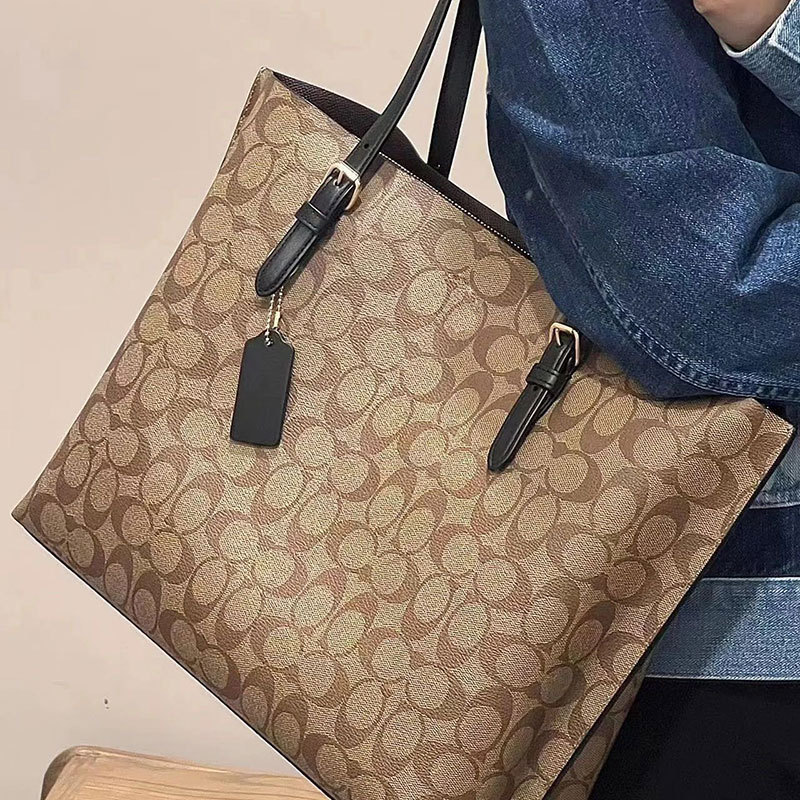 One-shoulder bag with zipper