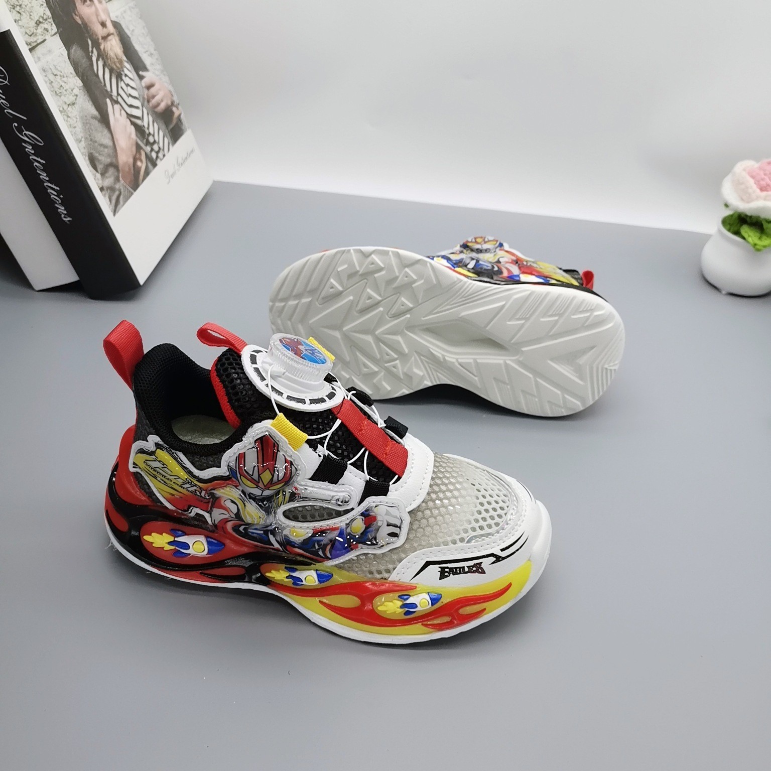 Zapatos deportivos de malla transpirable para niños pequeños y niños pequeños, estilo papá, para el verano 2025.