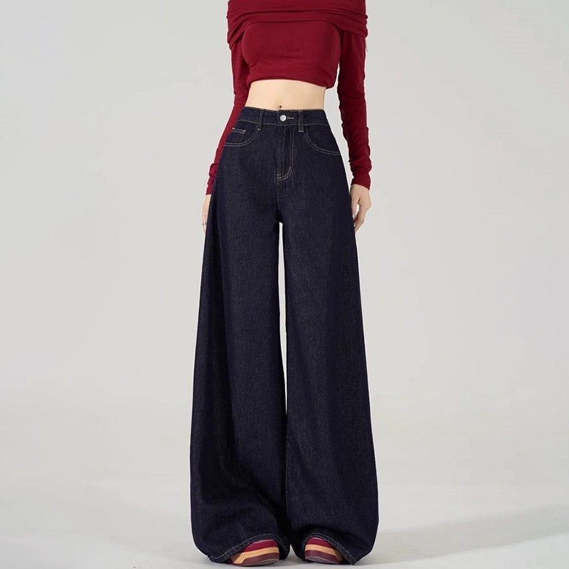 Trend fashionable autumn jeans