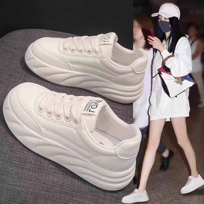 Кожаная толстая подошва для увеличения хлеба маленькая белая обувь женская весна 2024 новая дикая супер мягкая подошва повседневная спортивная доска