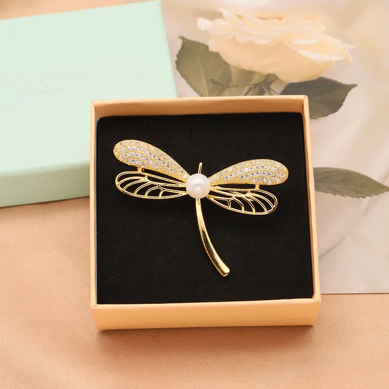 Corsage perla de alto sentido barroco perla flor broche temperamento versátil alta calidad PIN al por mayor natural