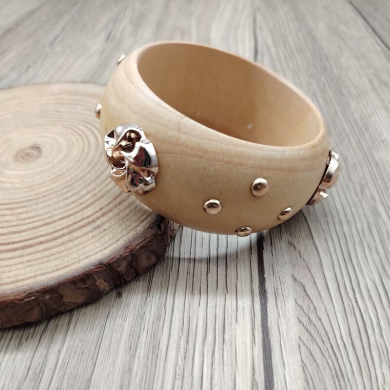 Simple and Exaggerated Fashion Bracelet, Light Luxury High-End Jewelry, European and American Cross-Border Ethnic Style Versatile Rivet Wooden Bangle Simple and Exaggerated Fashion Bracelet, Light Luxury High-End Jewelry, European and American Cross-Border Ethnic Style Versatile Rivet Wooden Bangle