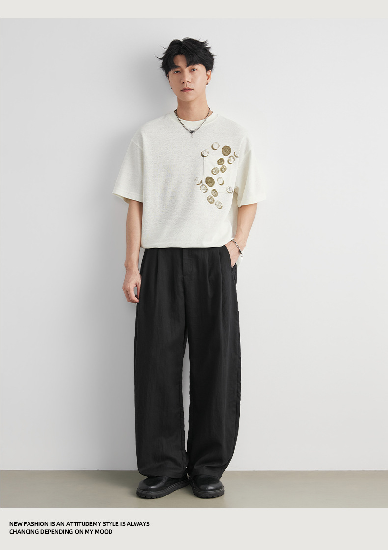 Áo thun nam cổ tròn in họa tiết túi ngực, chất liệu cotton thoáng mát, form rộng thả vai — đen chi tiết 10