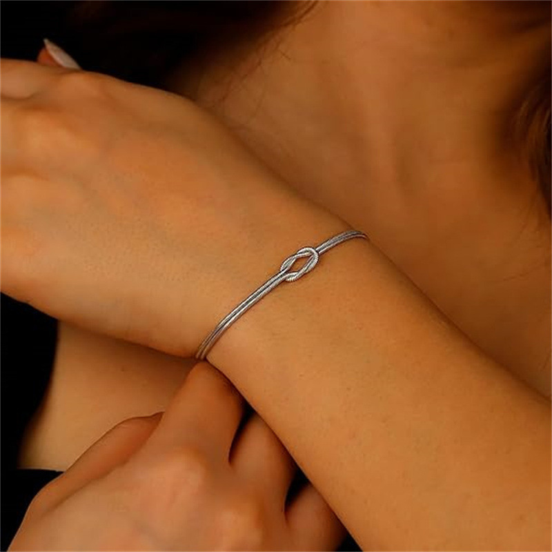Valentine's Day Gift for Couples, Knotted Snake Chain Bracelet, Handmade Knotted Clavicle Chain, Herringbone-Shaped Jewelry, Niche Jewelry Wholesale