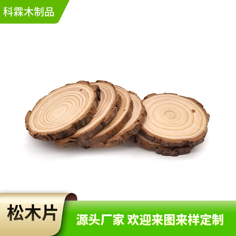 卸売りの丸太の板は樹皮の年輪の木片を持って背景の壁の木の切れの天然の原木の切れのクリスマスの装飾用を飾ります。|undefined