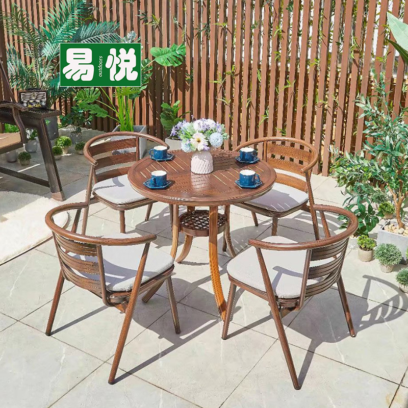 Mesa y silla de balcón, silla de caña casual, combinación de tres piezas, combinación de mesas de té y sillas domésticas de lectura popular en línea de pequeña casa