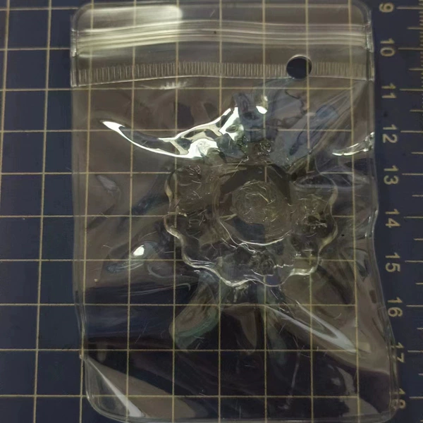 Transparent cake pinch