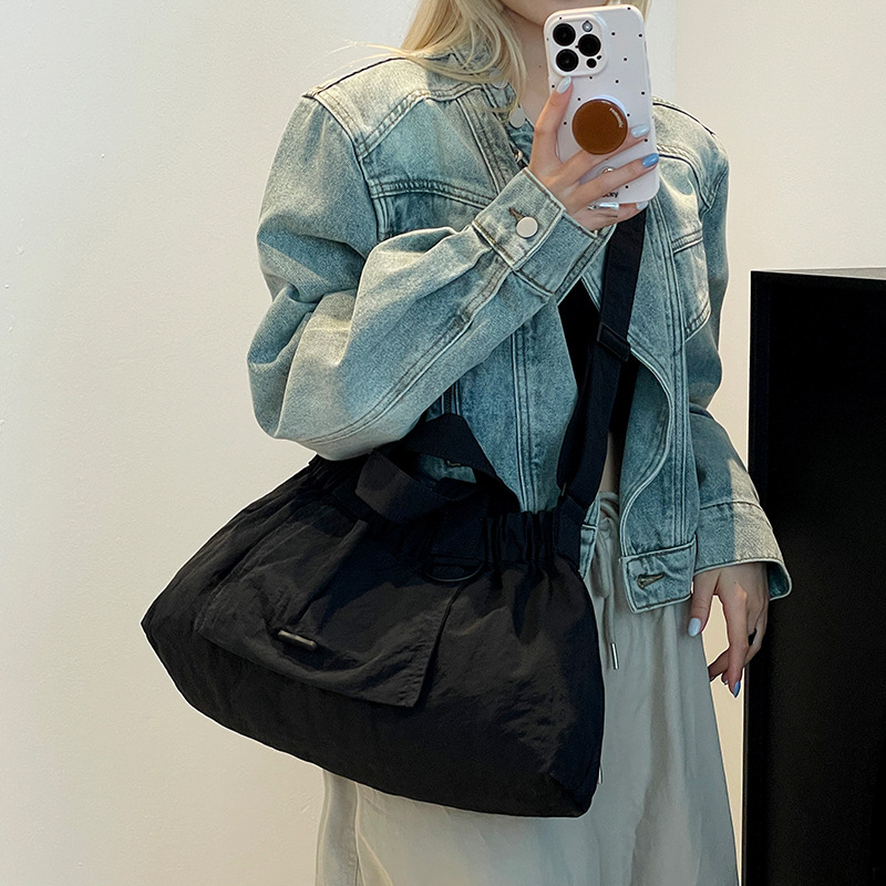 El nuevo diseño de nicho coreano del comercio exterior tiene un sentido del conocimiento de embarque a mano y una bolsa de mujer en el hombro es ligera, casual y plegable.