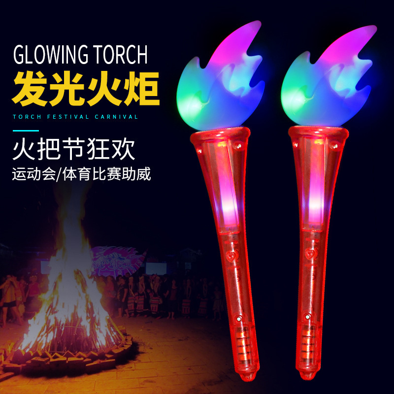Antorchas Brillantes en Existencia, Festival de las Antorchas de Yunnan, Día Deportivo Estudiantil, Celebración, Palos LED Intermitentes de Colores, Reunión de Fogatas Étnicas Yi