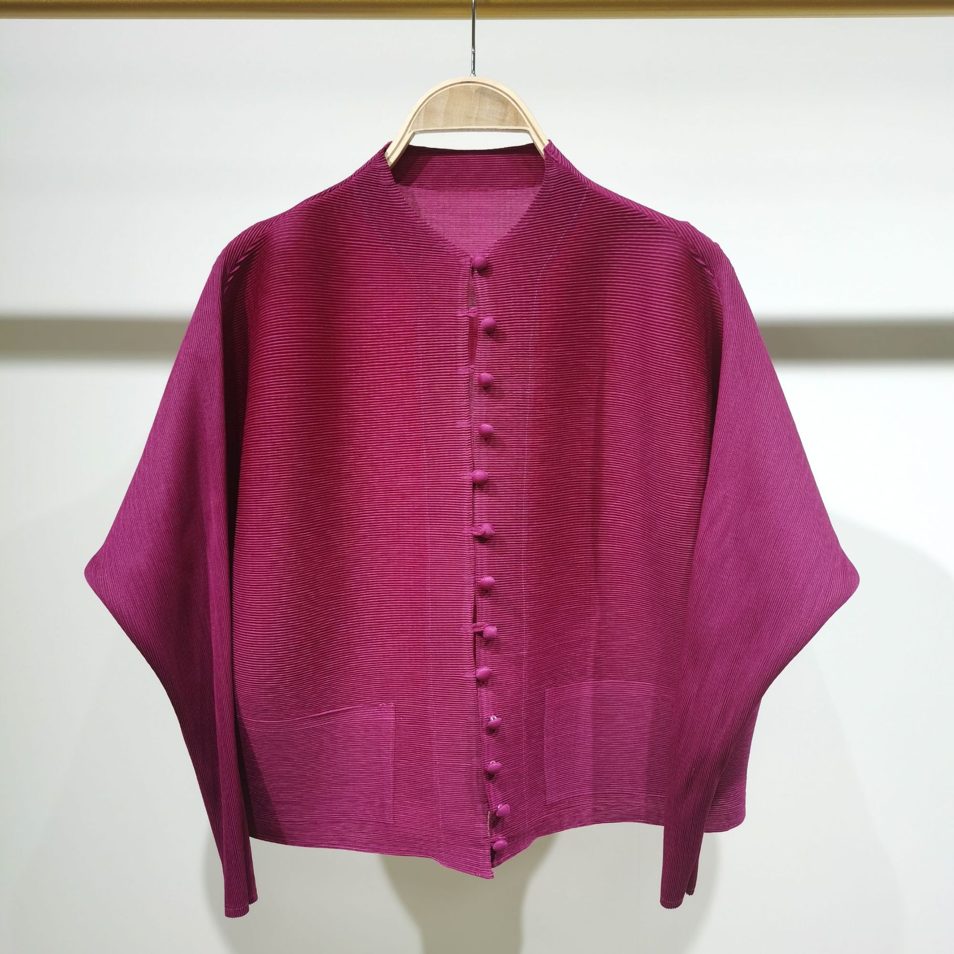 Suministro directo de fábrica, top informal de otoño y primavera 2024, de alta gama, plisado, moderno, con cuello alto, manga larga, talla grande, holgado, de botonadura sencilla. image 19