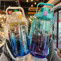 メーカー卸売 2000 ミリリットル大容量ウォーターカップ女性のための新しい 2025 高温耐性スケールプラスチックストローカップ男性のための