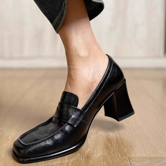 秋の新型の角の頭の復古の黒色の深い口の靴の女性の太いかかとは百合の簡単な中の口の茶色のハイヒールの小さい革靴になります。