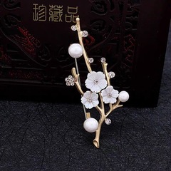Shell plum blossom brooch for women, high-end pearl flower corsage, cute silk scarf button, clothing pin, accessories, clothing wholesale