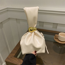 小众设计洋气个性小包包女秋冬季2024新款复古褶皱简约唯美水桶包