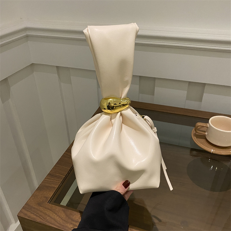 小众设计洋气个性小包包女秋冬季2024新款复古褶皱简约唯美水桶包