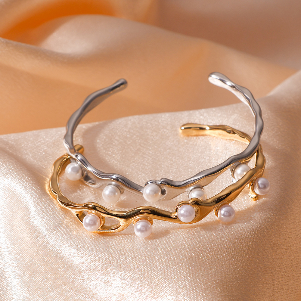 Venta caliente transfronteriza francés retro 18K chapado en oro, perlas de imitación onduladas irregulares, pulsera abierta que no se desvanece