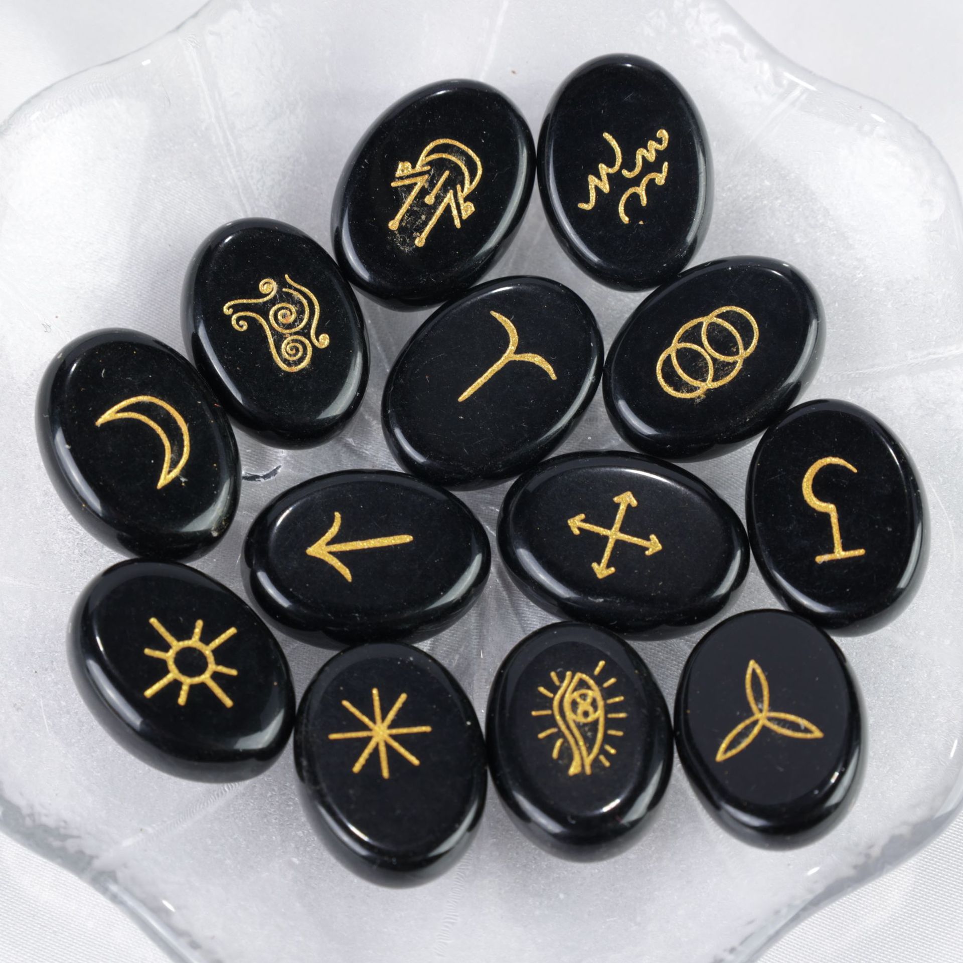 跨境热销天然水晶玛瑙卢恩字母符文女巫符号宝石雕刻占卜符文