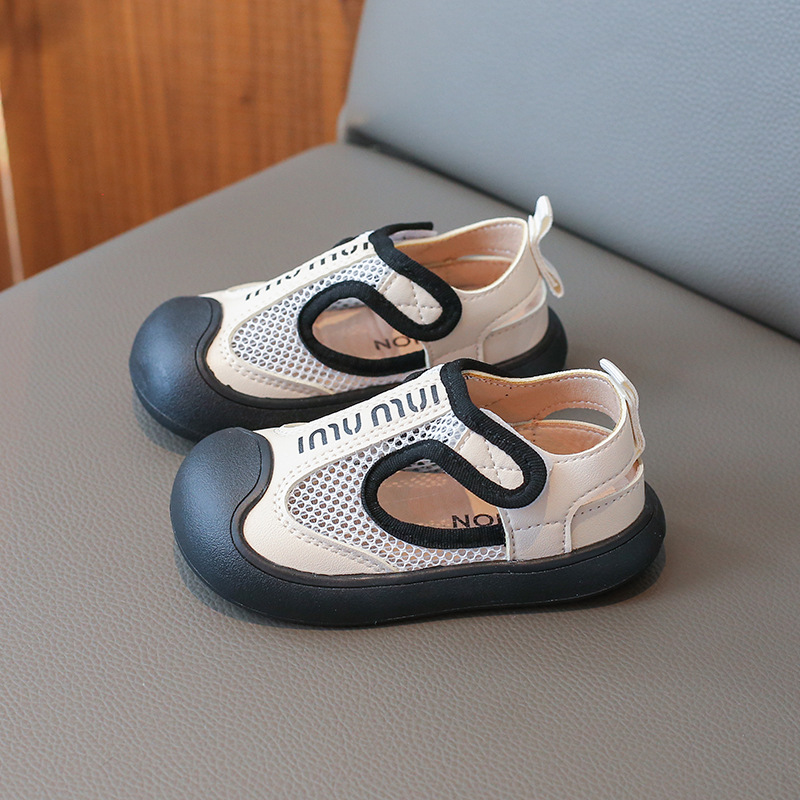 Sandalias para niños verano 2026 nuevo estilo de zapatos de playa para niños y niñas anti-patas anti-deslizante zapatos de suela suave para niños pequeños
