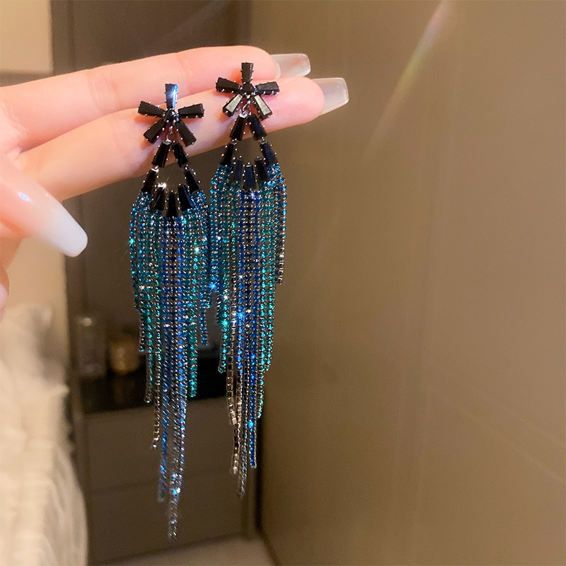Agujas de plata transfronterizas flores de zircón aretes de bordillo estilo de moda pernos de auriculares lujosos de alto nivel de diseño de auriculares nicho