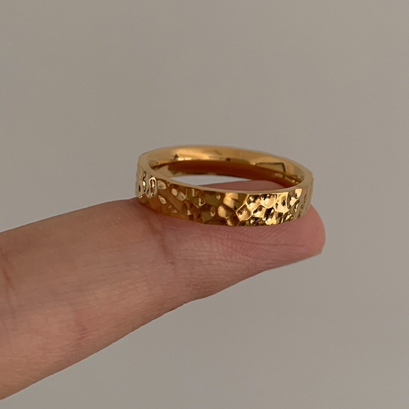 Rozbitý ľad, ľad, staroveká voda, vlnenie, ručne vyrobený kladivový textúrovaný dizajn, úzka edícia, módny titánový oceľový pozlátený prsteň pre ženy._voghion.com