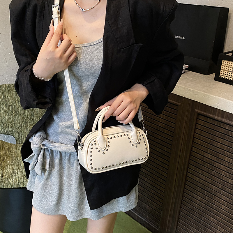 Transfronterizos de alta calidad remaches bolsos para mujeres 2025 nuevo ocio versátil mochila de moda bolsos de mano