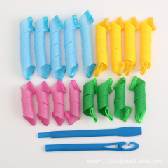 巻き髪の神器のプラスチック巻きは怠け者で寝ています。