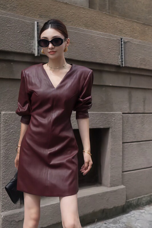2025 New Autum Korean Style Niche Simple High-Waisted Leather Short Red-Brown Long-Sleeved Low-Neck Dress for Women