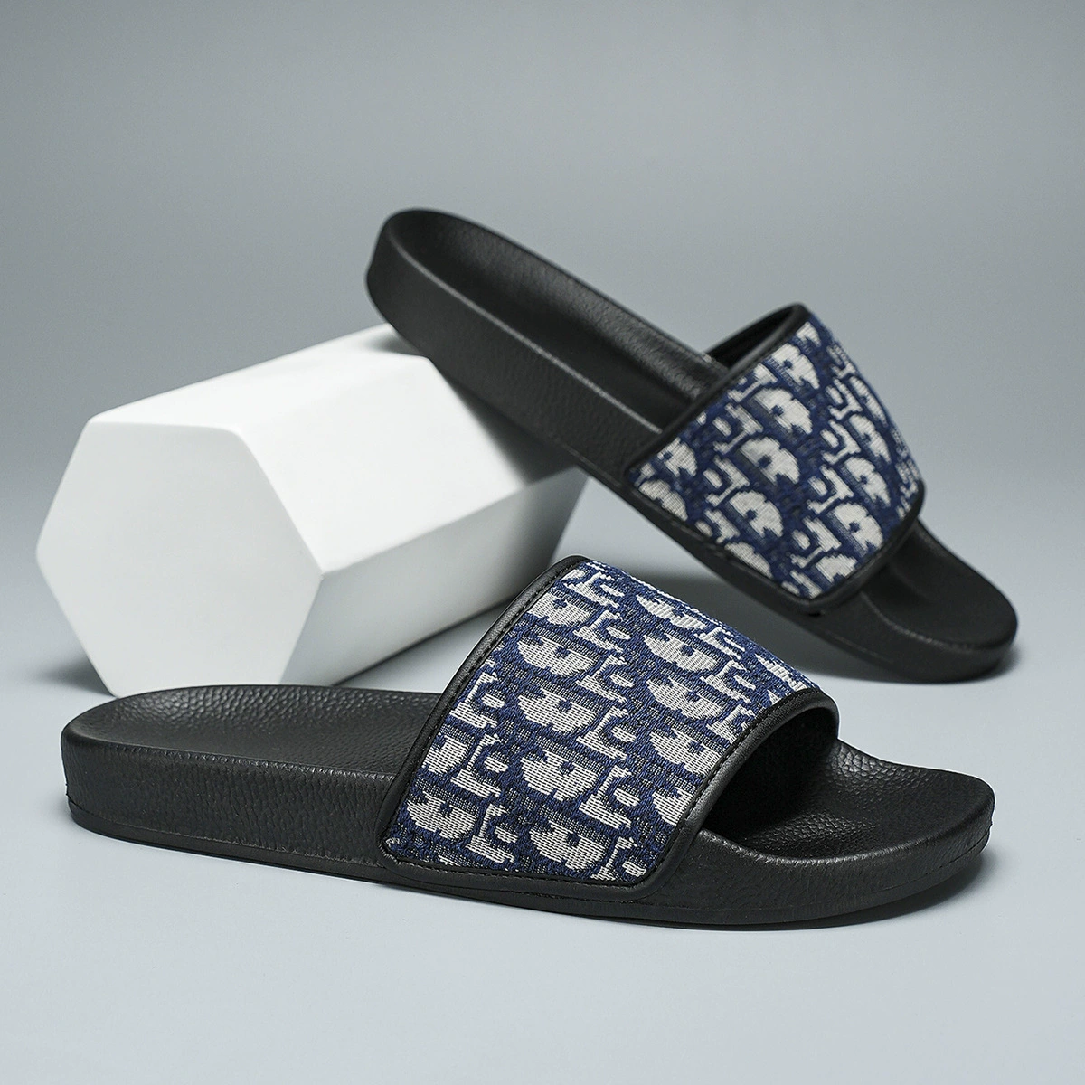 Мужские тапочки для ношения на улице летом на работе, дышащая модная и модная летняя пляжная обувь на толстой подошве.