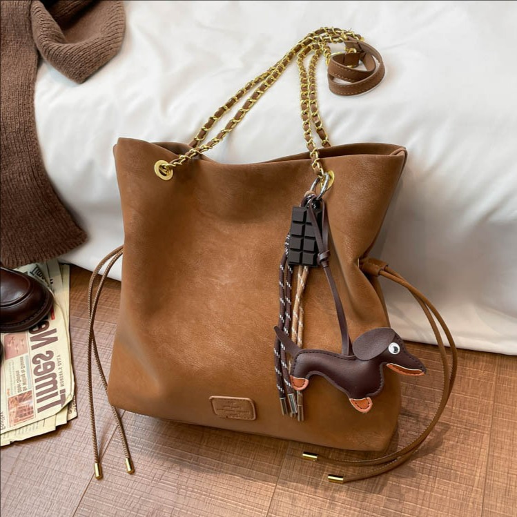Bolsa de cubo de hombro de seda de alta calidad, bolso de cadena de estilo exterior, bolso para mujeres 2025 nuevo bolso de mochila