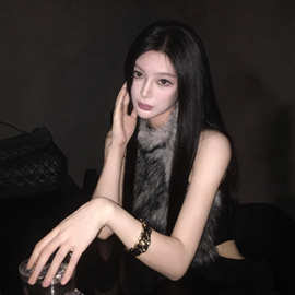 TZ7265纯欲辣妹风毛毛设计感挂脖背心女独特设计露肩毛绒短款上衣