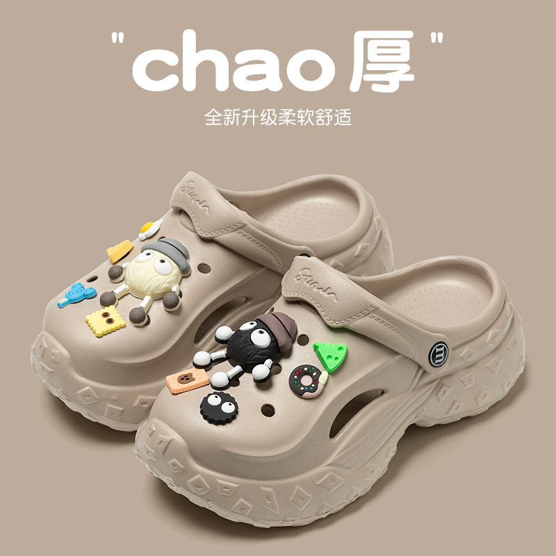 Summer Crocs-style slippers platform