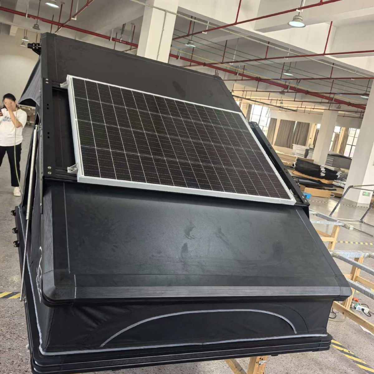 Elevación de altura de cojín personalizada se puede instalar en el techo solar fotovoltaico de la carpa automáticamente plegable al aire libre camping techo duro