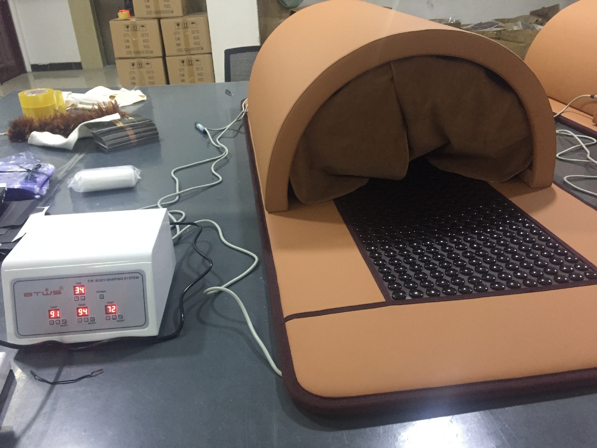 Three temperature-controlled ochre compartments (deliver 1 package of medicine)