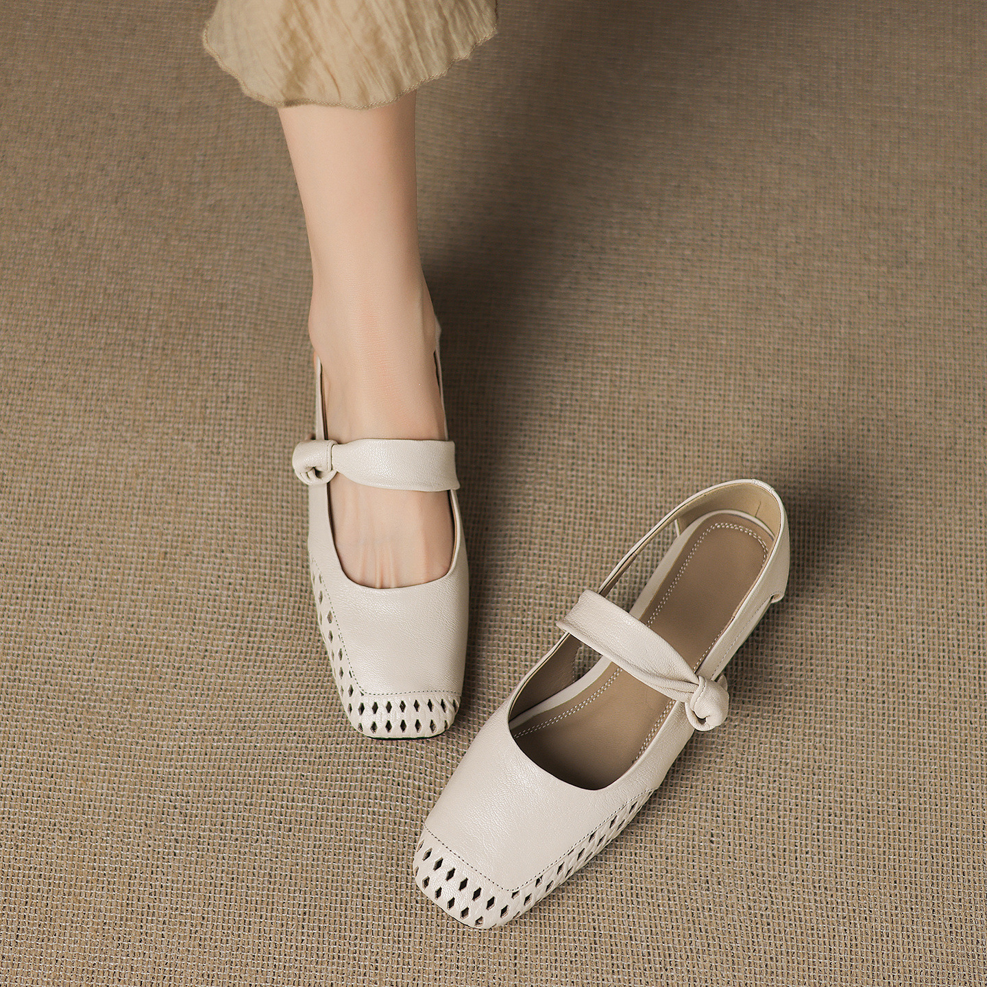Sandal nữ mũi nhọn da dê đục lỗ gót thấp 2 cm, miệng nông hở mũi — đen