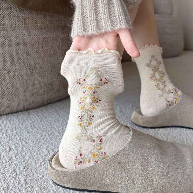Autumn and winter retro floral print, wooden-toned, atmospheric, cotton plaid, seamless, ankle-length socks for women Autumn and winter retro floral print, wooden-toned, atmospheric, cotton plaid, seamless, ankle-length socks for women