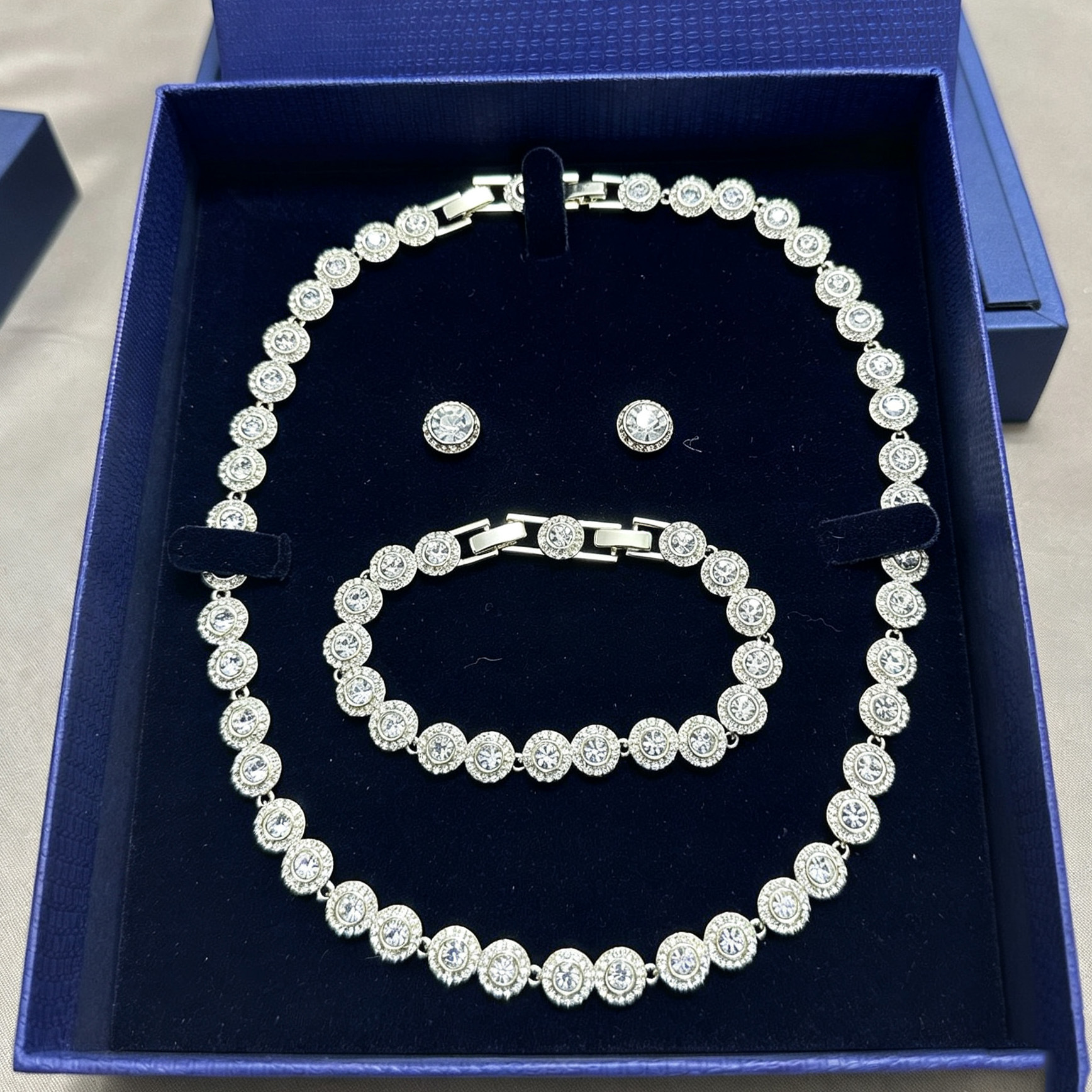 Swarovski üslubunda daşlı boyunbağı, bilərzik və sırğa dəsti