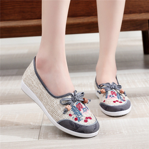 Old Beijing Cotton Shoes for Women, Mother Embroidered Shoes for Middle-Aged and Students, Ethnic Style Canvas Shoes, One-Piece Slip-On Platform Shoes for Women