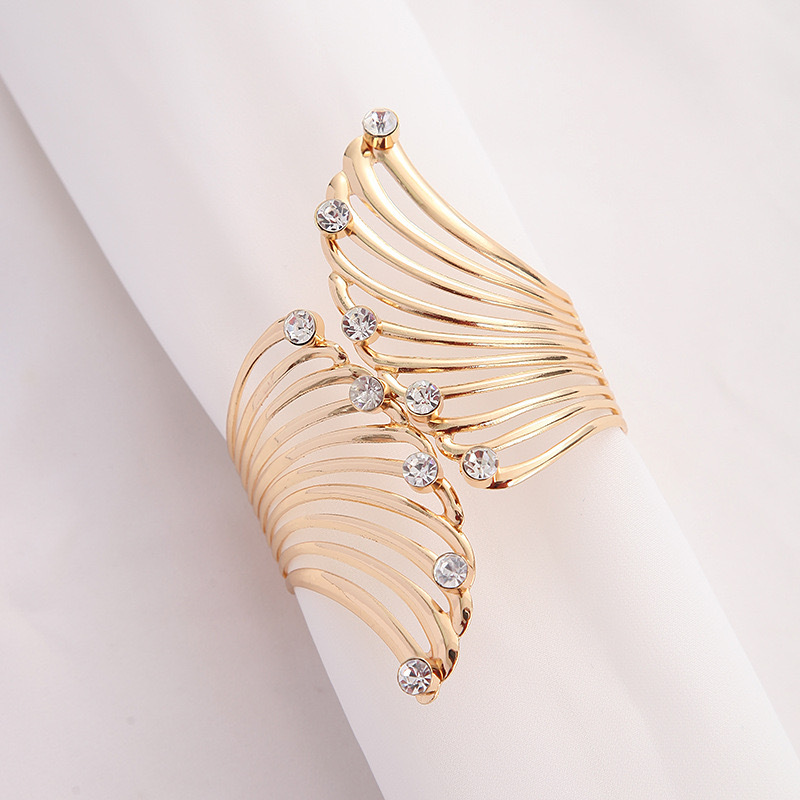 Europa y los Estados Unidos lujosos transfronterizos de diamantes metálicos de diamantes huecos brazalete de ala de moda simple pulsera de alta calidad al por mayor